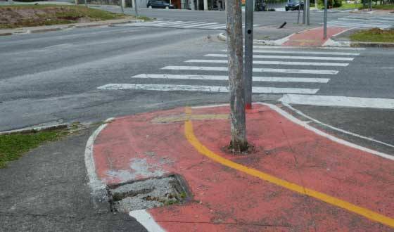 Ciclofaixa da Avenida Escola Polit&eacute;cnica, na Pra&ccedil;a C&eacute;sar Washington Alves de Proen&ccedil;a