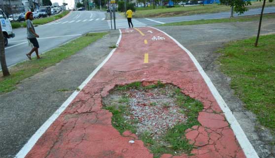 Detalhe do buraco da ciclofaixa da Avenida Escola Politécnica