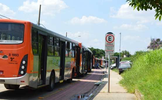 Ao lado do ponto de &ocirc;nibus, ciclofaixa da Avenida Escola Polit&eacute;cnica, com pintura apagada e po&ccedil;a