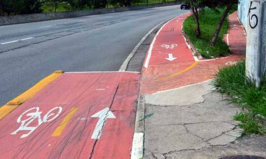 Ciclofaixa da Avenida Escola Polit&eacute;cnica, perto da Rodovia Raposo Tavares, com tra&ccedil;ado irregular