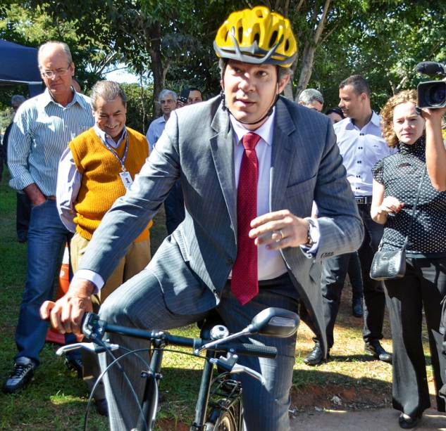 Haddad e suas pedaladas para os fot&oacute;grafos: as faixas exclusivas viraram uma das bandeiras de sua administra&ccedil;&atilde;o