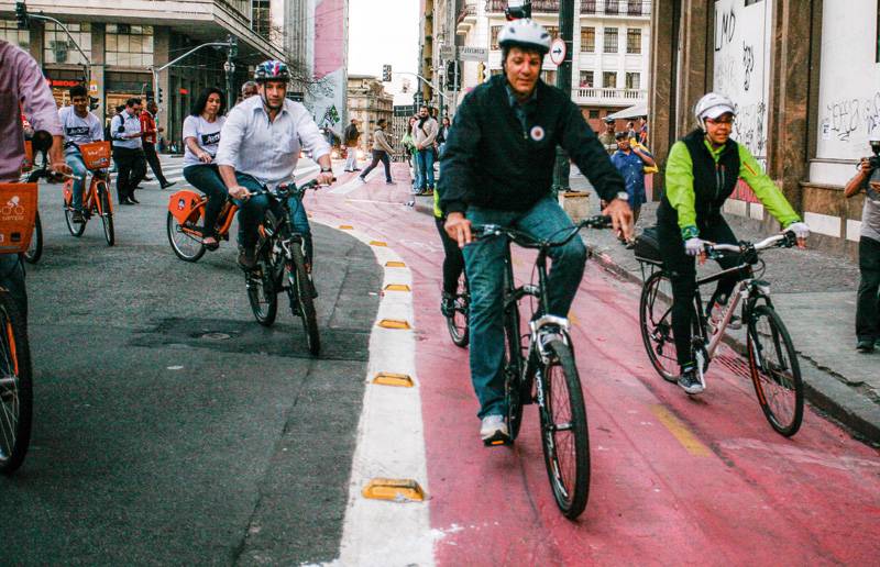 Haddad e suas pedaladas para os fot&oacute;grafos: as faixas exclusivas viraram uma das bandeiras de sua administra&ccedil;&atilde;o