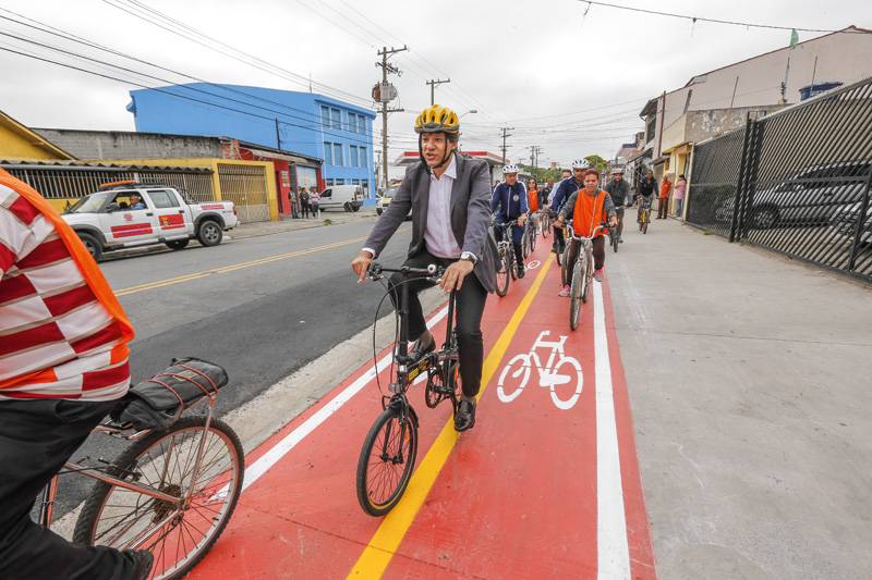 Haddad e suas pedaladas para os fot&oacute;grafos: as faixas exclusivas viraram uma das bandeiras de sua administra&ccedil;&atilde;o