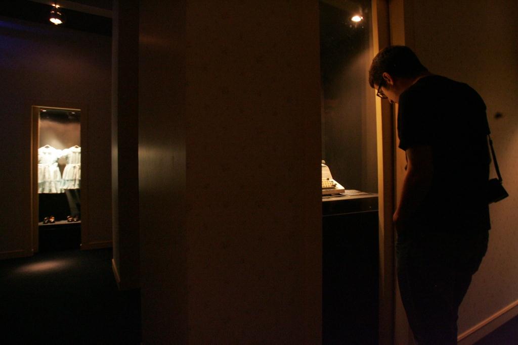 Visitante observa espa&ccedil;o dedicado a O Iluminado