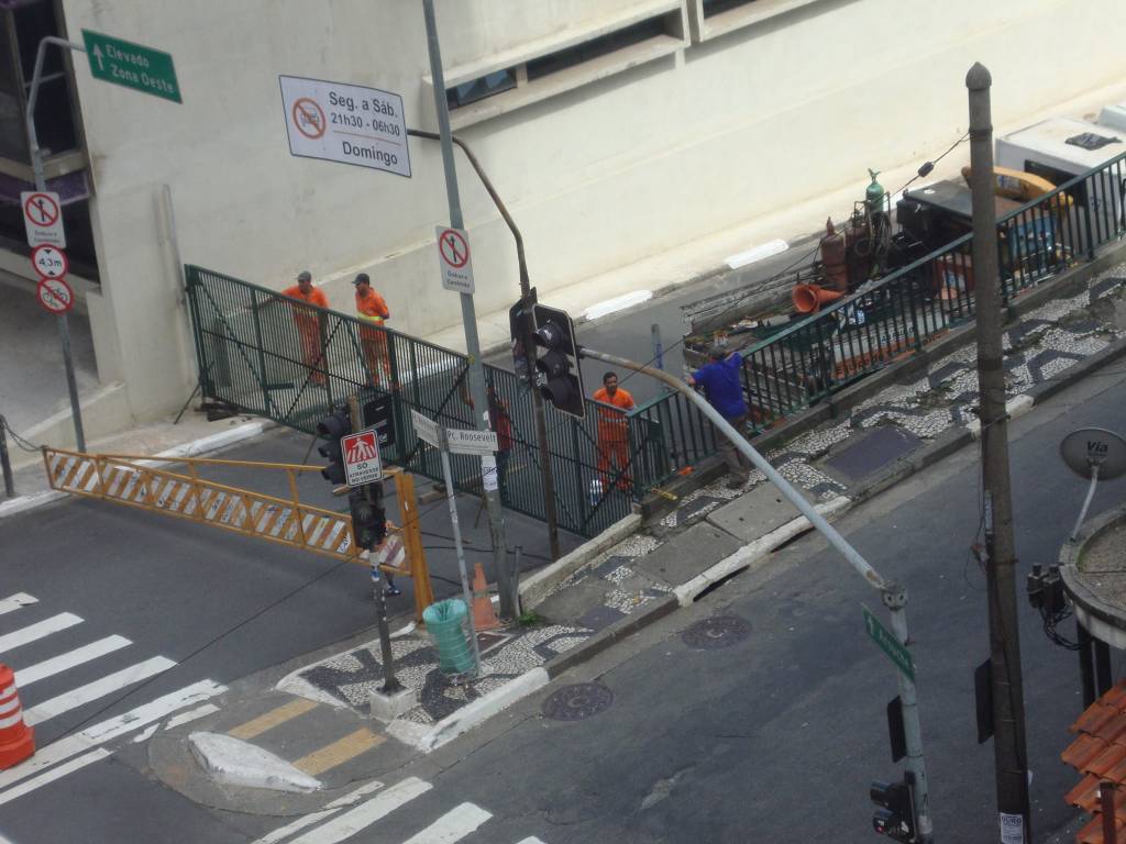 Portão é instalado na entrada de túnel para coibir “Buraco da Minhoca”