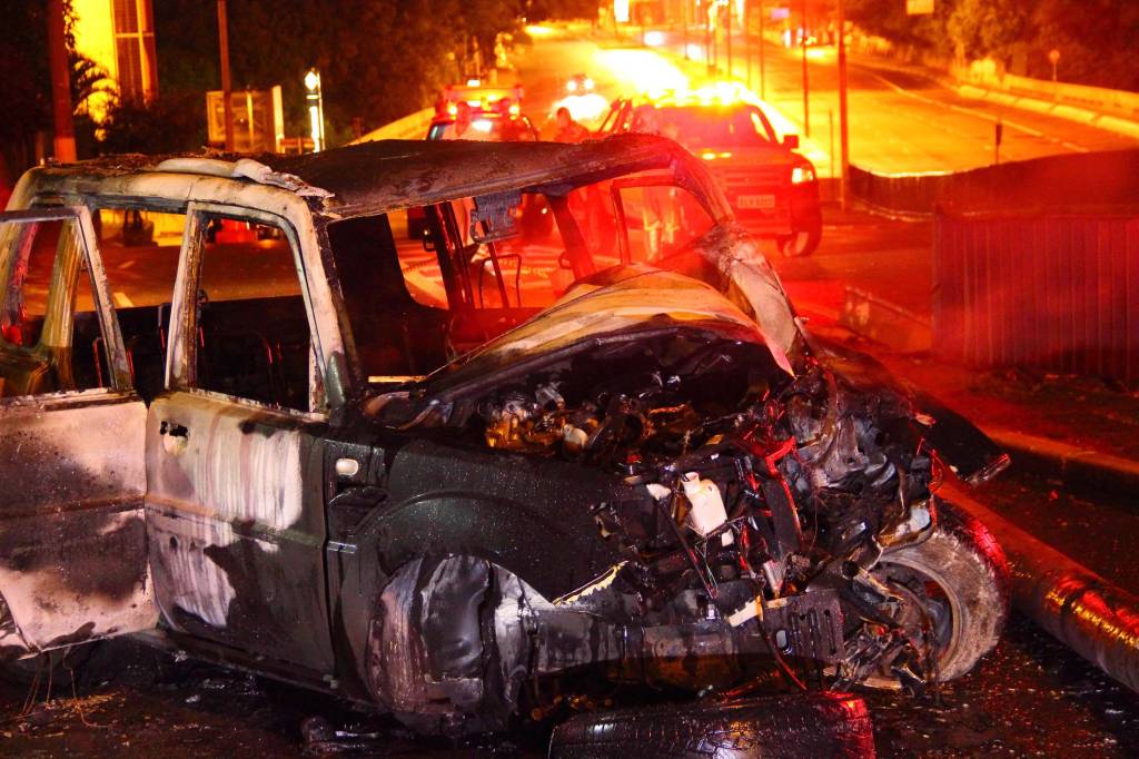Após bater em poste, carro explode em Perdizes