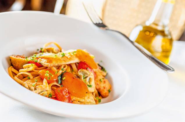 Massas: linguine ao alho, pimenta dedo-de-moça, sardinha portuguesa, alcachofra e bottarga Massas: linguine ao alho, pimenta dedo-de-moça, sardinha portuguesa, alcachofra e bottarga