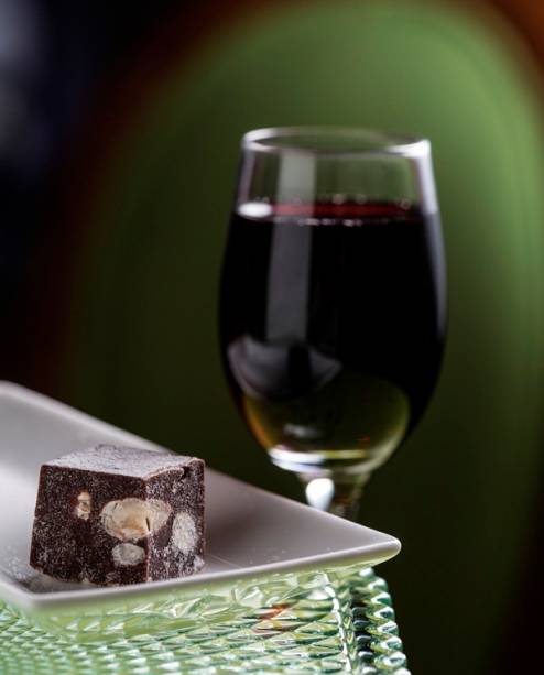 Na harmonização clássica, o vinho do Porto vem junto de um bombom de amêndoa Na harmonização clássica, o vinho do Porto vem junto de um bombom de amêndoa