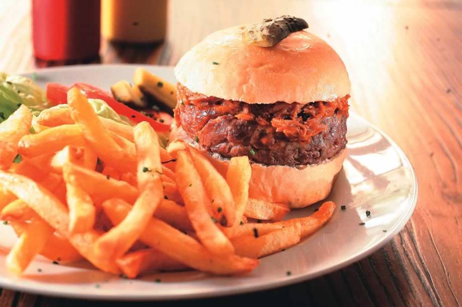 Piggie burger: bife coberto de costelinha de porco desfiada com fritas Piggie burger: bife coberto de costelinha de porco desfiada com fritas