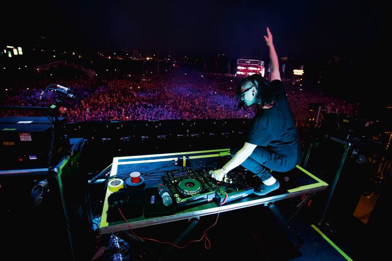 O DJ Skrillex: festa eletr&ocirc;nica no evento do circuito