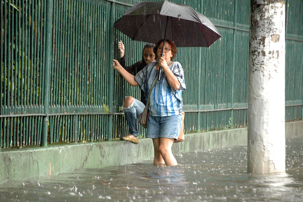 Chuva forte coloca diversos bairros da cidade em estado de atenção