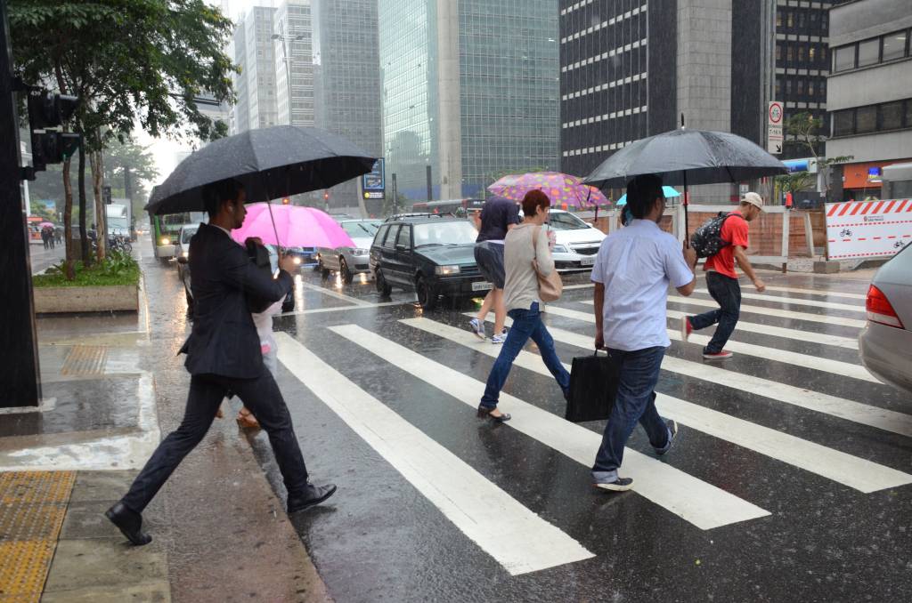 Com forte chuva, diversos pontos da cidade estão em estado de alerta