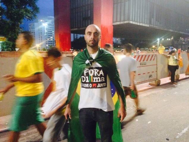 Manifestante usa bandeira do Brasil como capa e camiseta "Fora, Dilma" Manifestante usa bandeira do Brasil como capa e camiseta "Fora, Dilma"