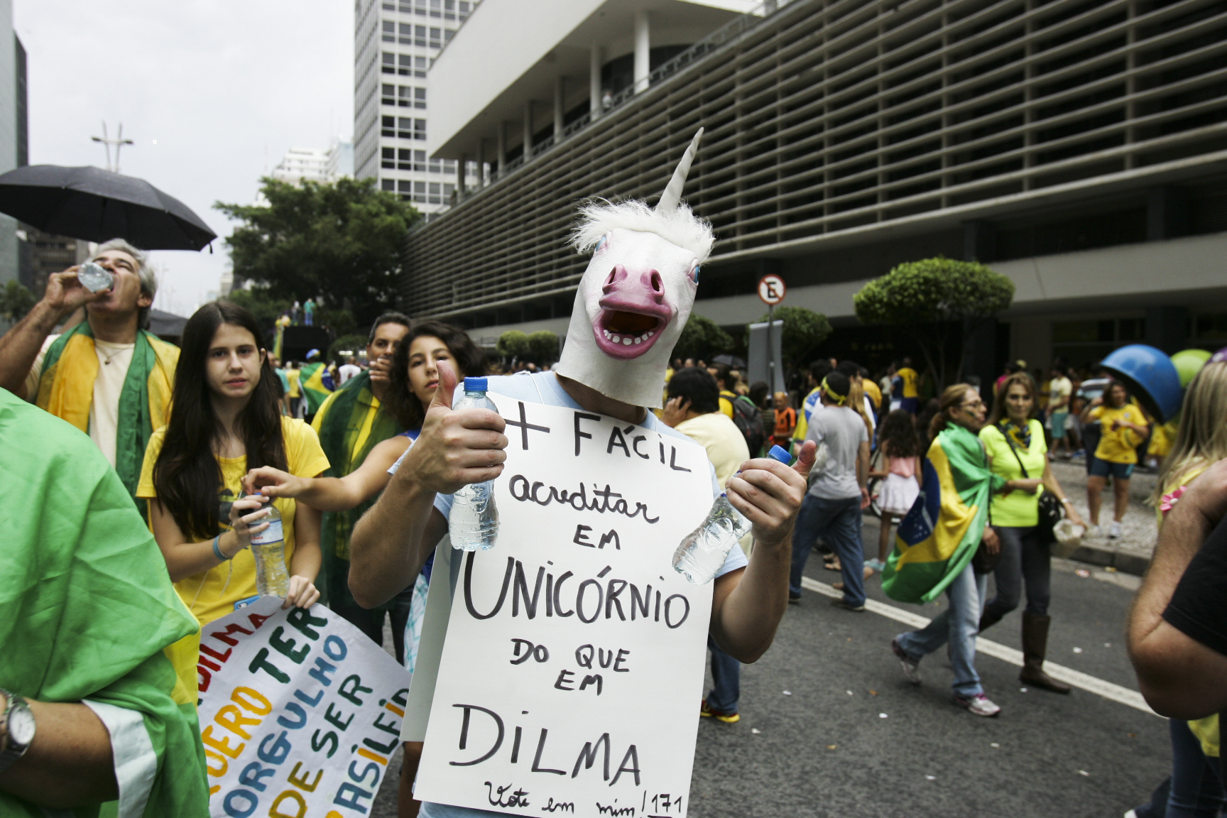 Mais f&aacute;cil acreditar em unic&oacute;rnio do que na Dilma"