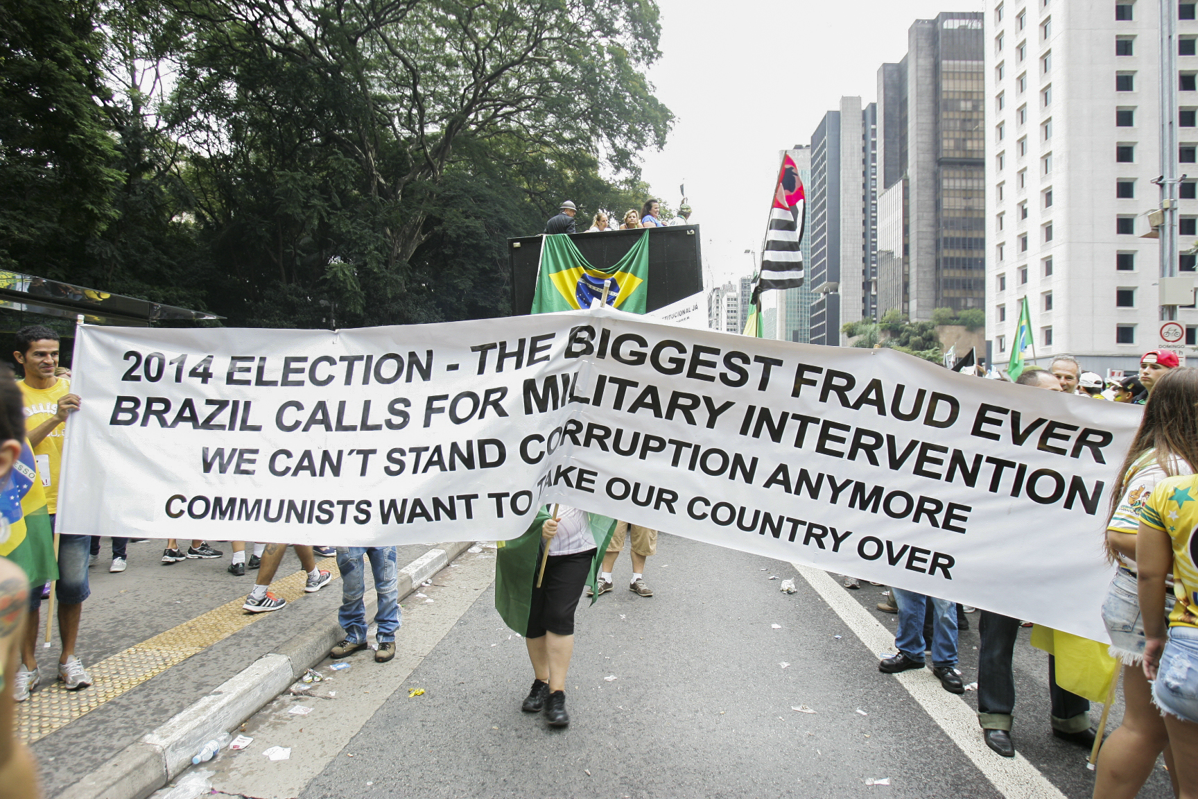 Em tradu&ccedil;&atilde;o livre: "Elei&ccedil;&otilde;es de 2014: a maior fraude de todos os tempos. O Brasil pede interven&ccedil;&atilde;o militar. N&atilde;o podemos suportar mais corrup&ccedil;&atilde;o. Os comunistas querem tomar o nosso pa&iacute;s"