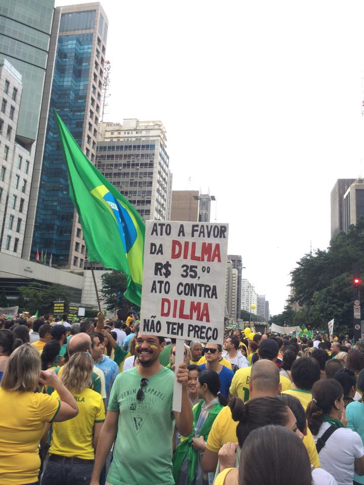 Ato a favor da Dilma: R$ 35,00; ato contra a Dilma: n&atilde;o tem pre&ccedil;o