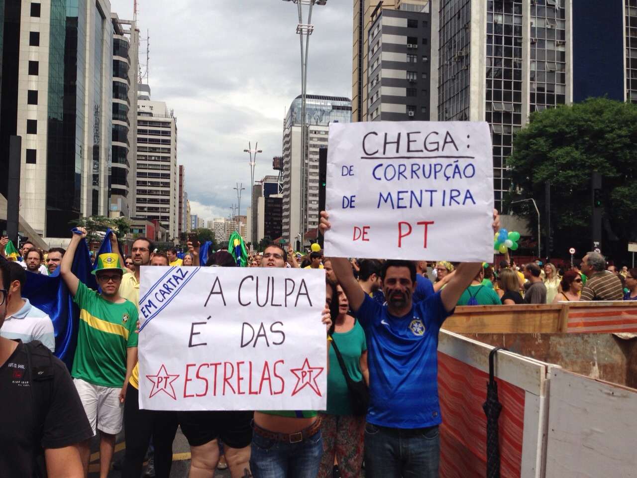 A Culpa &eacute; das Estrelas", met&aacute;fora do filme com o s&iacute;mbolo do PT; e "Chega de corrup&ccedil;&atilde;o, de mentira, de PT"