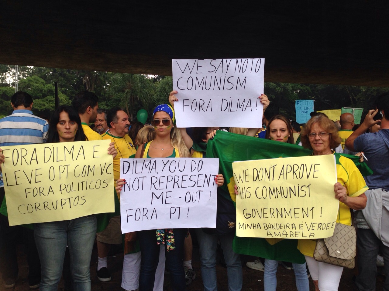 Dilma, voc&ecirc; n&atilde;o me representa" e "N&atilde;o ao comunismo"