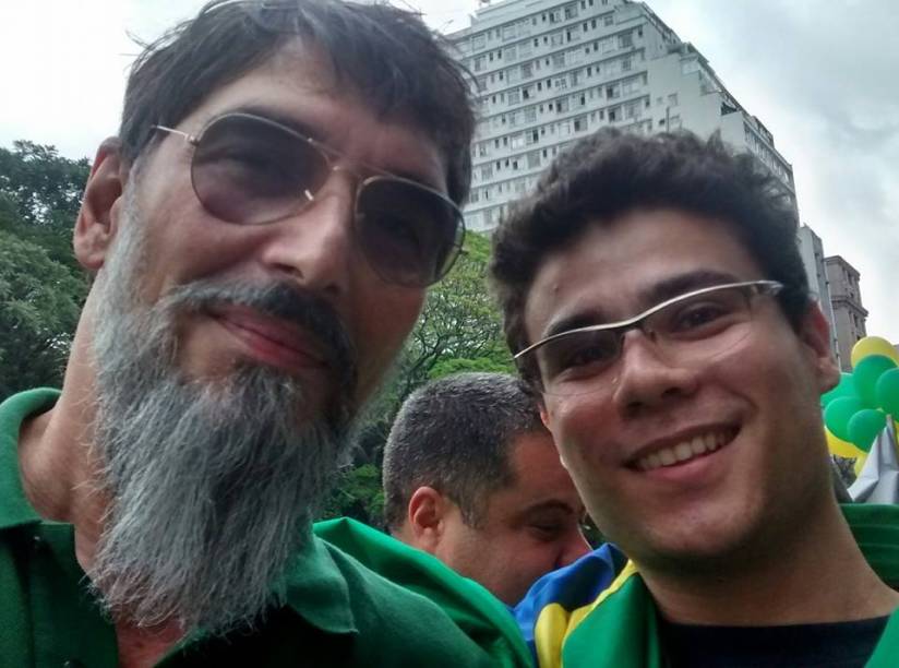 Smith Hays, o "gay de direita", em passeata com o cantor Lob&atilde;o
