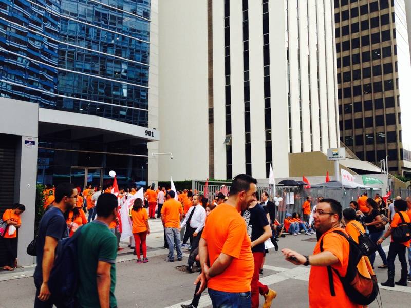 Protesto em frente ao prédio da Petrobras reúne cerca de 300 pessoas