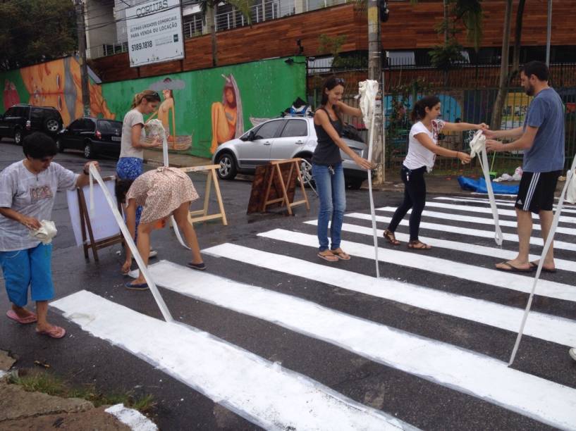 Rua ficou fechada pelos moradores no começo da tarde deste domingo (8)