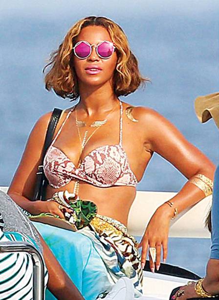 	A cantora Beyonc&eacute; usa colares, braceletes e desenhos variados durante suas f&eacute;rias
