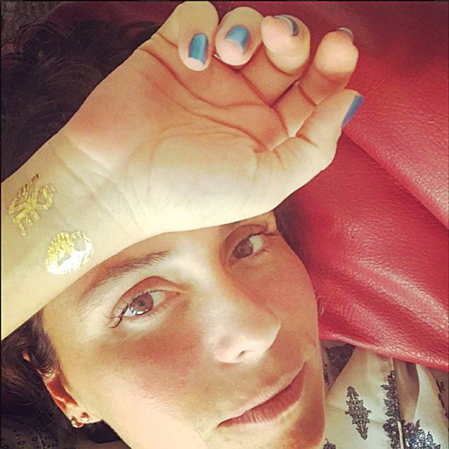 A atriz Giovanna Antonelli usa as tatuagens douradas para decorar os pulsos A atriz Giovanna Antonelli usa as tatuagens douradas para decorar os pulsos