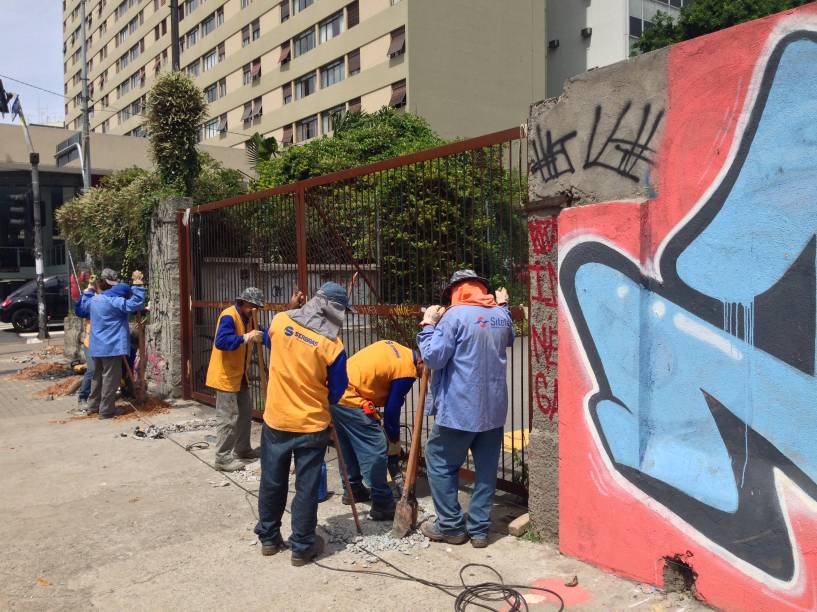 Parque Augusta: funcion&aacute;rios instalam prote&ccedil;&otilde;es de metal no entorno do terreno