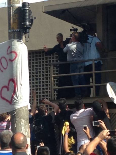 A apresentadora apareceu na sacada da Rua da V&aacute;rzea para pedir calma aos f&atilde;s