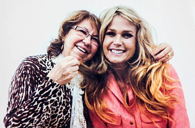 Nilta Murcelli e Xuxa; apresentadora escolhe peruca para o filme <em>O Mist&eacute;rio de Feiurinha</em>
