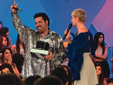 Tiago Abravanel se emocionou ao ser homenageado no Programa da Xuxa