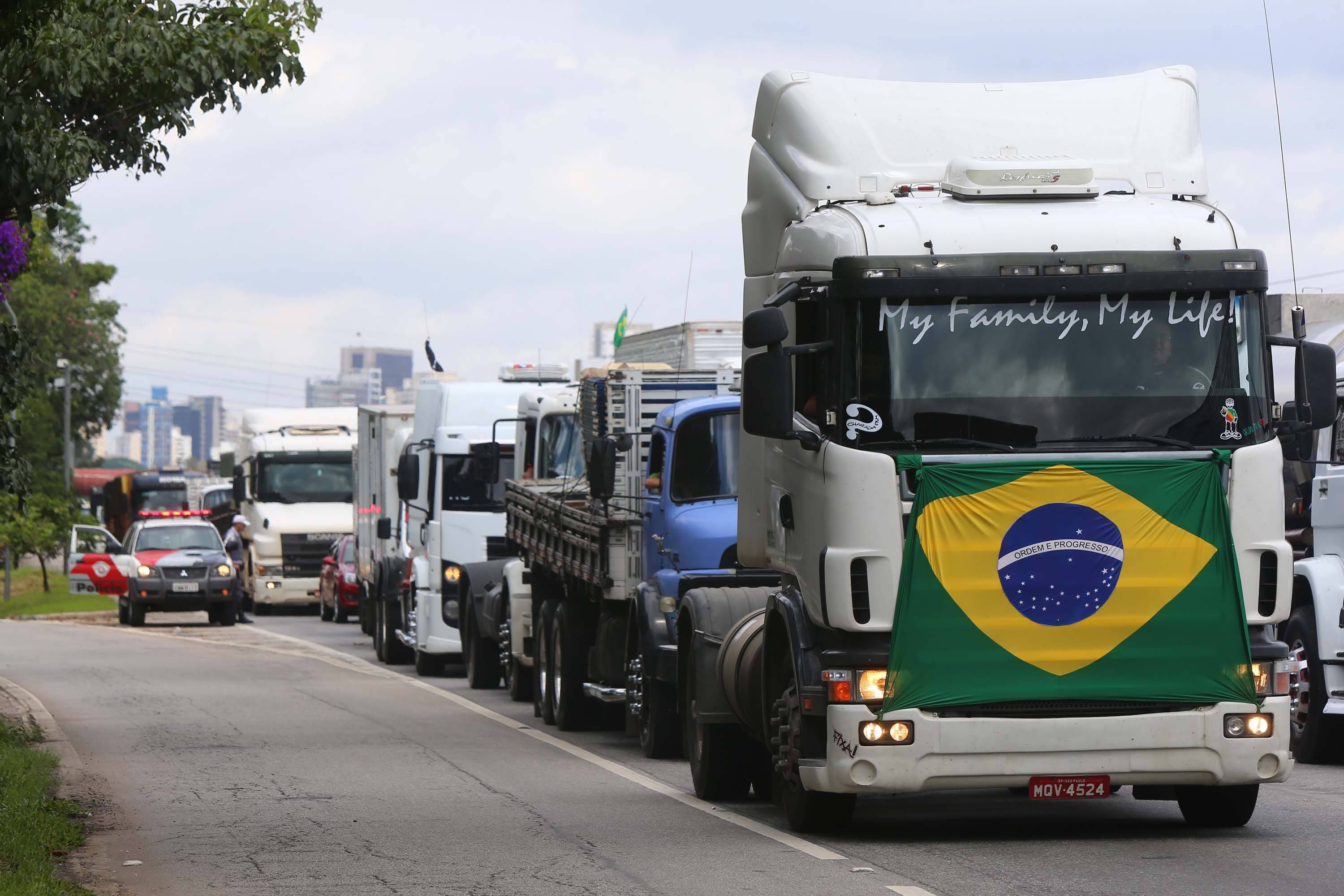 Bloqueios de caminhoneiros atingem ao menos sete estados