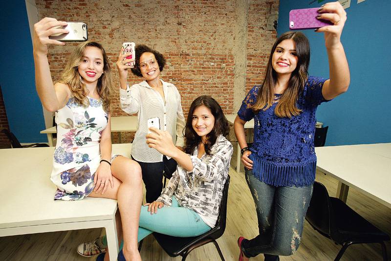 Aspirantes a blogueiras de moda iniciam curso universitário na área