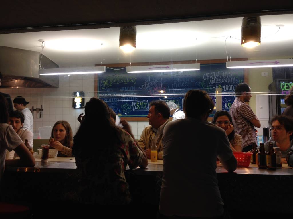 Vinil Burguer: os clientes dividem o espa&ccedil;o da bancada para saborear o hamb&uacute;rguer&nbsp;