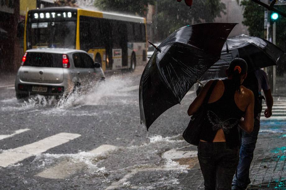 Pedestres se protegem da chuva na Rua Augusta, na região central, nesta quarta-feira (25) Pedestres se protegem da chuva na Rua Augusta, na região central, nesta quarta-feira (25)