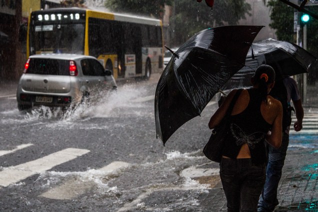 Pedestres se protegem da chuva na Rua Augusta, na regi&atilde;o central, nesta quarta-feira (25)