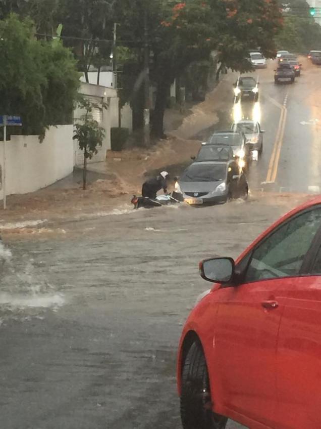 Cruzamento da Rua Jo&atilde;o Moura com Rua Abego&aacute;ria, em Pinheiros formou uma grande correnteza e os motoristas enfrentaram muitas dificuldades para trafegar na via devido a grande quatidade de &aacute;gua que atingiu S&atilde;o Paulo. Tr&acirc;nsito ainda &eacute; complicado na regi&atilde;o.