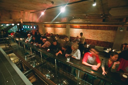 Balcão do Cervejaria Nacional: vista para os tanques de fermentação Balcão do Cervejaria Nacional: vista para os tanques de fermentação