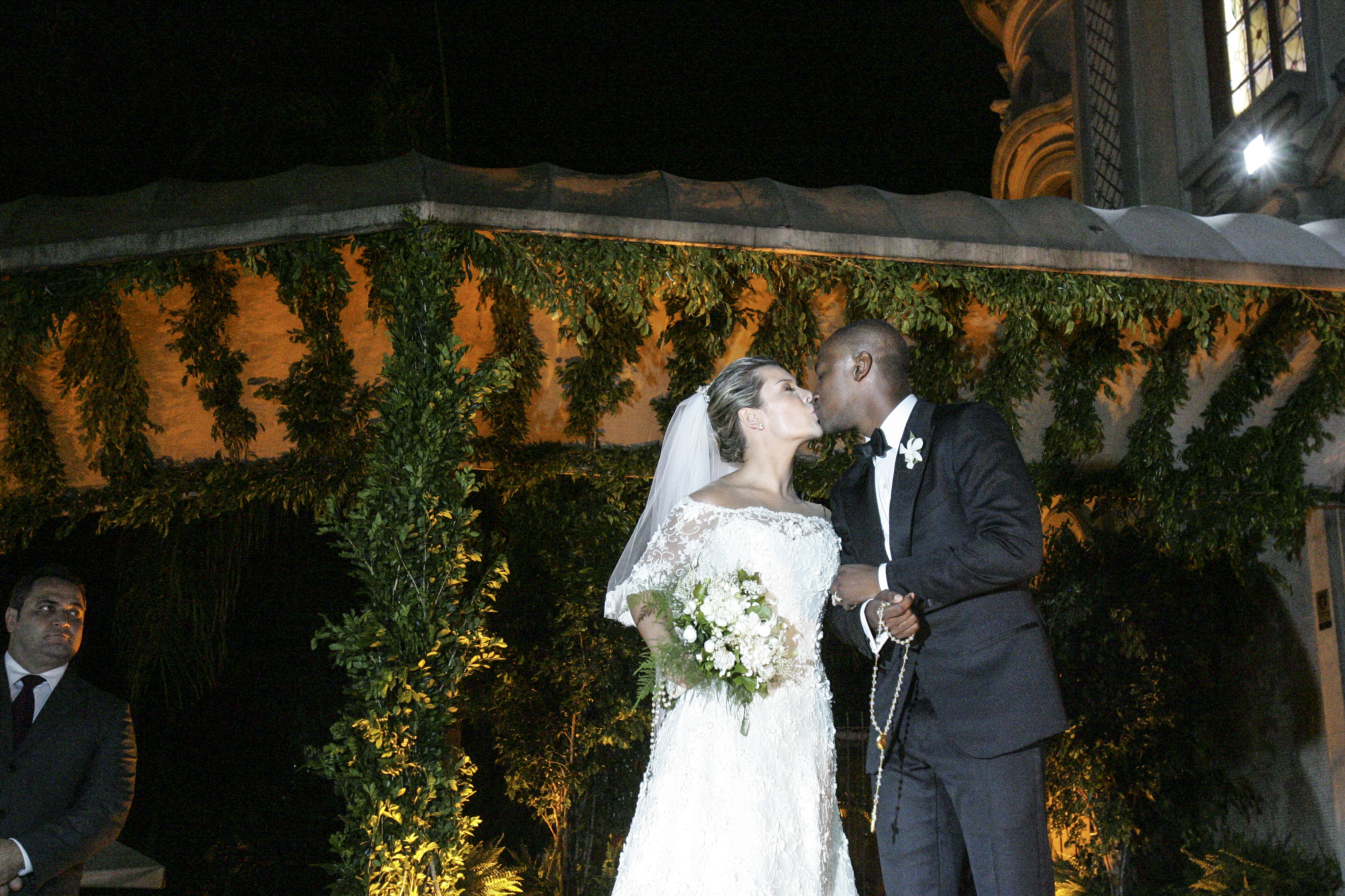 Thiaguinho e Fernanda Souza, na sa&iacute;da da Igreja Nossa Senhora do Brasil&nbsp;
