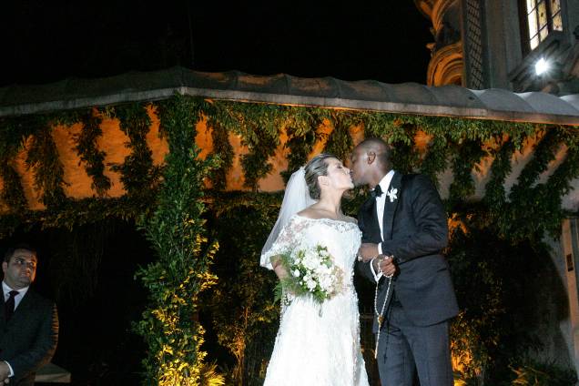 Thiaguinho e Fernanda Souza, na sa&iacute;da da Igreja Nossa Senhora do Brasil&nbsp;