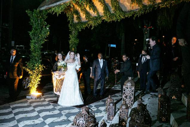 A noiva Fernanda Souza chega &agrave; Igreja Nossa Senhora do Brasil&nbsp;