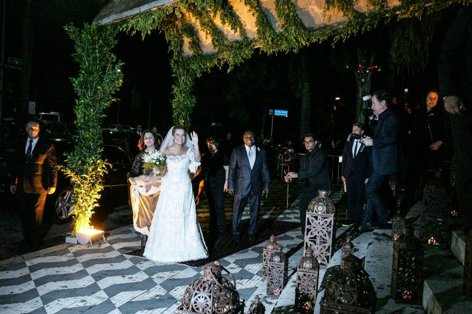 A noiva Fernanda Souza chega &agrave; Igreja Nossa Senhora do Brasil&nbsp;