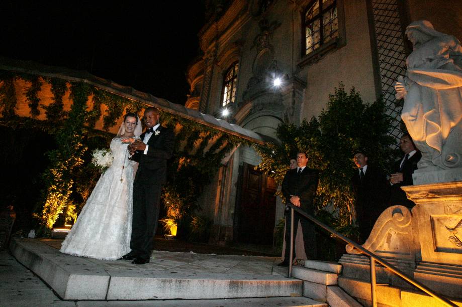 Thiaguinho e Fernanda Souza na sa&iacute;da da Igreja Nossa Senhora do Brasil