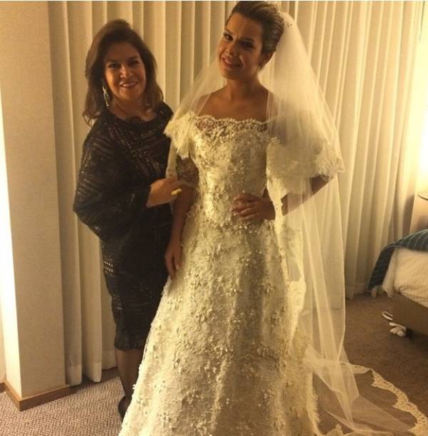 A estilista Martha Medeiros postou foto ao lado da atriz, j&aacute; vestida de noiva
