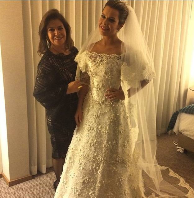A estilista Martha Medeiros postou foto ao lado da atriz, j&aacute; vestida de noiva