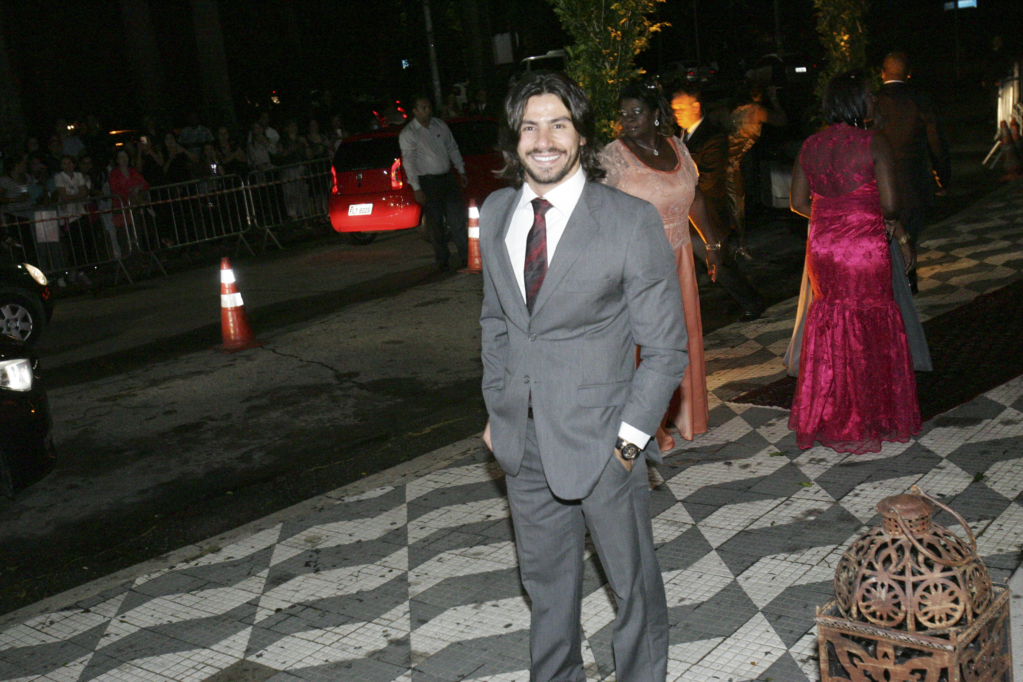 O sertanejo Mariano, da dupla Munhoz e Mariano, que chegou em um Camaro amarelo