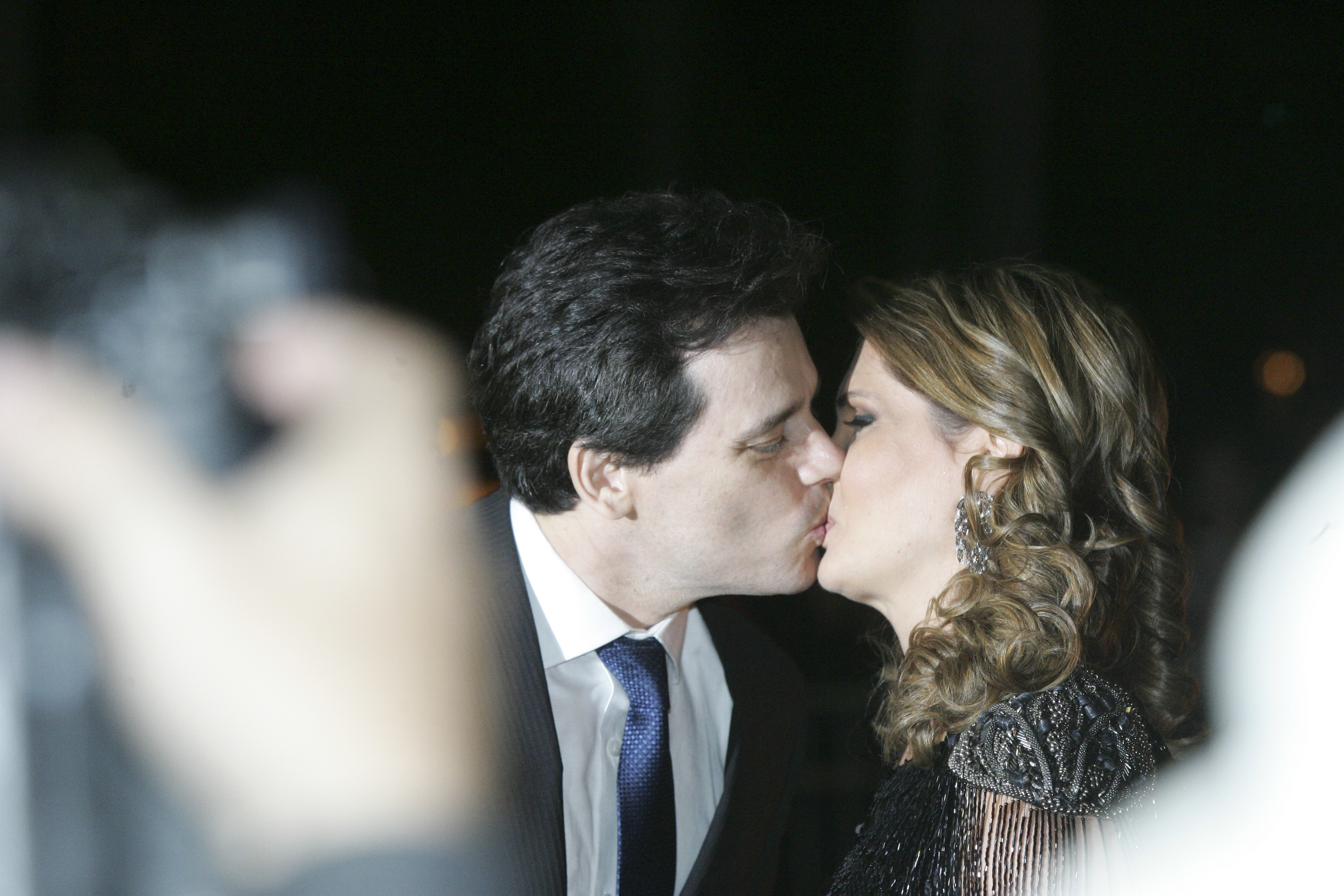 O apresentador Celso Portiolli e sua mulher