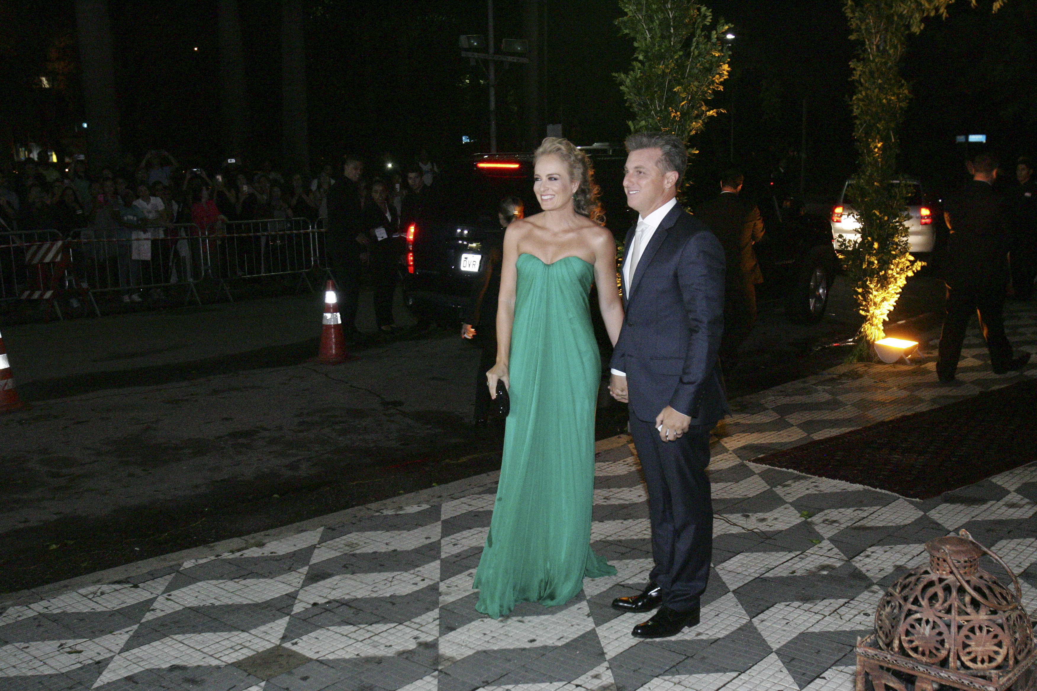 Os apresentadores globais Luciano Huck e Ang&eacute;lica