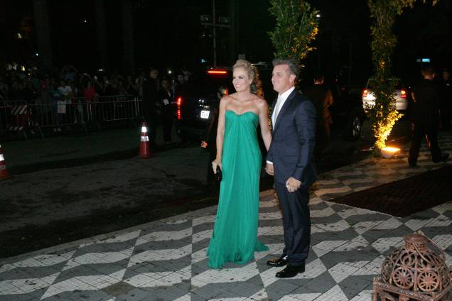 Os apresentadores globais Luciano Huck e Ang&eacute;lica