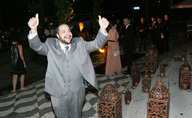 O ator Thiago Abravanel chega ao local da cerim&ocirc;nia